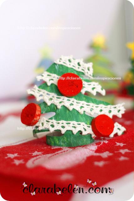 Cómo hacer pequeños árboles de Navidad para adorno o servilletero con rollos de papel y corcho