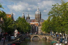 Canal Oudezijds Voorburgwal et Eglise Saint Nicholas