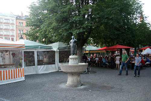 Liesl-Karlstadt-Brunnen - Viktualienmarkt