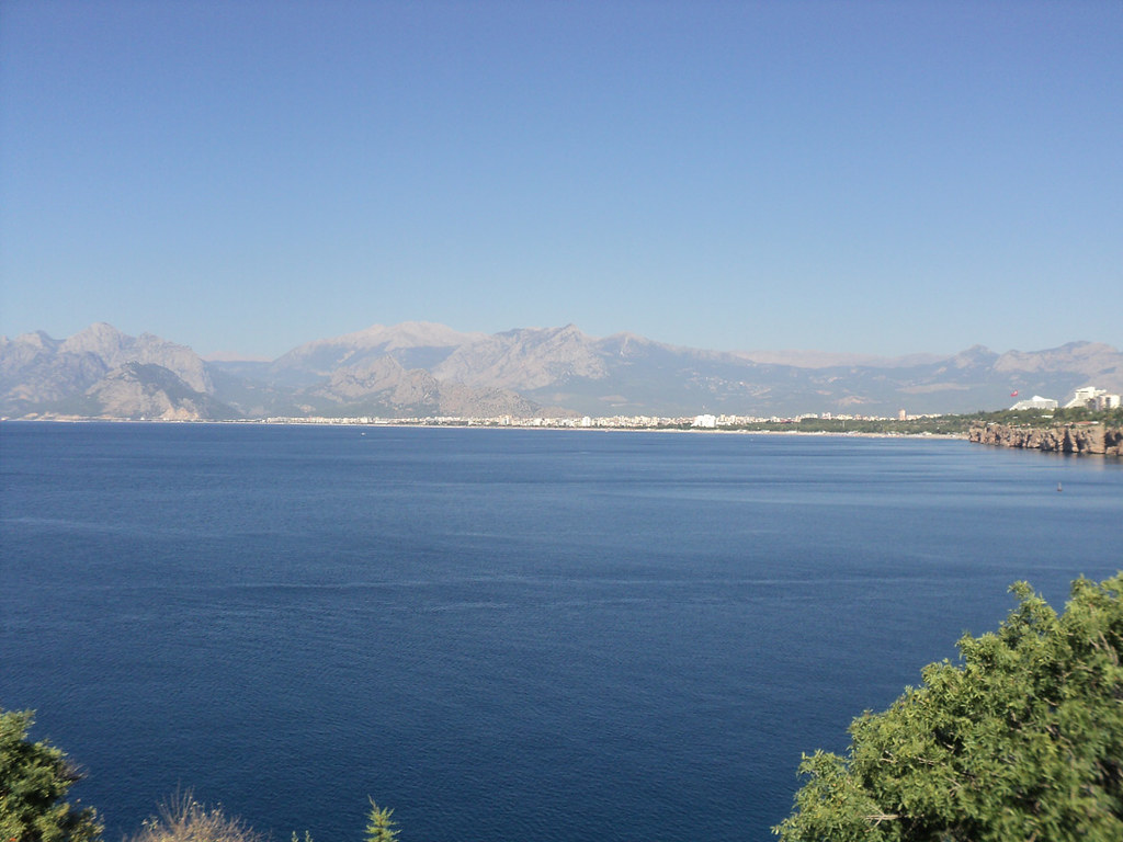 Вид на пляж Konyaaltı невооруженным взглядом.