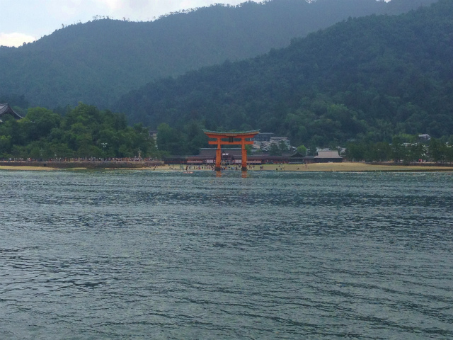海に浮かぶかのような厳島神社の鳥居