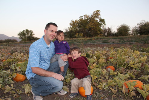 Dadda and the two kids in the pumpkins 1