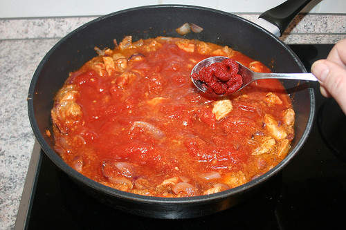 25 - Tomatenmark einrühren / Add tomato puree