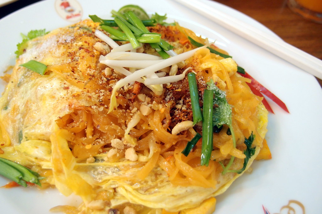 Must Try Bangkok Food: Pad Thai in a plate