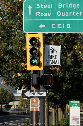 New bike only signal at MLK and Lloyd-1