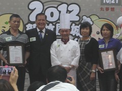 2012新竹風城米粉摃丸節昨召開記者會，今年部分摃丸米粉業者取得產品碳標籤，民眾品嘗傳統美食不忘減碳。（圖片來源：環保署）