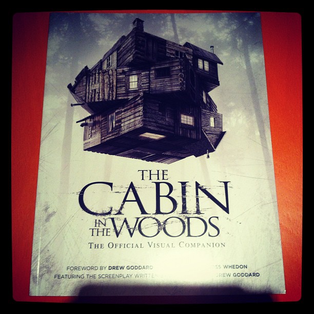 Esto es lo que vengo a regalar hoy, un libraco de The Cabin in the Woods: The Official Visual Companion