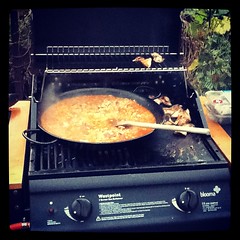 A new kitchenless culinary experiment: barbecue paella!
