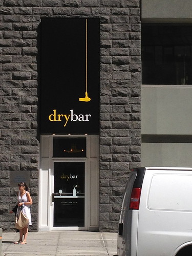 「dry bar」のデザインモチーフは、ドライヤーっぽい。