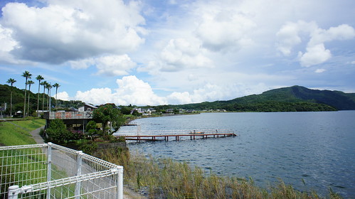 池田湖(左側)