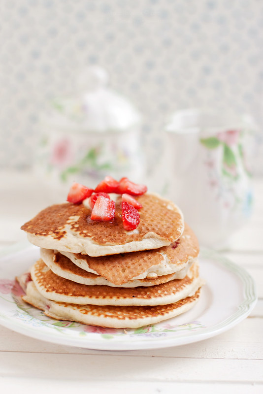 Завтраки выходного дня. Панкейки и блинчики ... Breakfast. Strawberries Buttermilk Pancakes