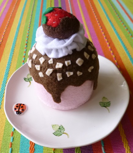 Felt play food - Mini strawberry & chocolate cake