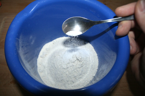 14 - restliches Mehle & Salz in Schüssel / Put flours & salt in bowl