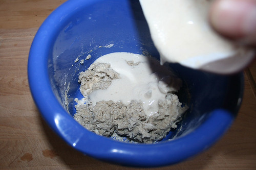 18 - Hefeteig hinzufügen / Add yeast dough