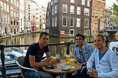 Une bonne bière au bord d'un canal à Amsterdam !