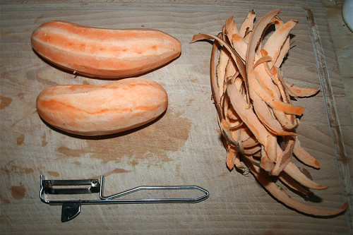 23 - Süßkartoffeln schälen / Peel batatas