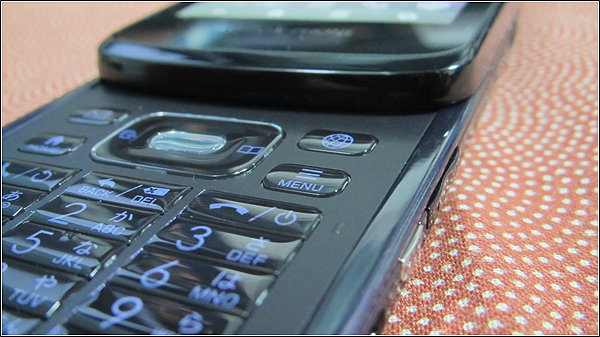 テンキー＆タッチのハイブリッドスマートフォン「AQUOS PHONE SL IS15SH」レポート