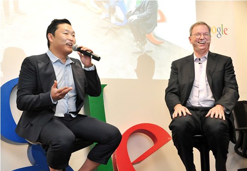 Psy dan Eric Schmidt berbincang di kantor Google di Korea Selatan
