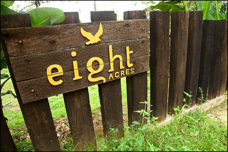 eight-acres-entrance