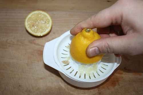 36 - Zitrone auspressen / Squeeze lemon
