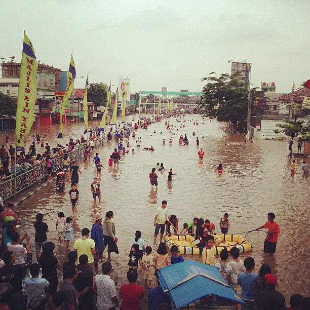 Banjir jadi rekreasi dadakan di kampung melayu #jakarta #flood