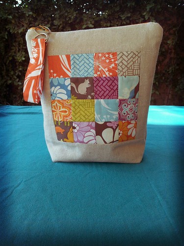 finished my pouch !! I used Kate Spain fabrics and a pattern found on ohfransson.com ...hope my partner likes!!