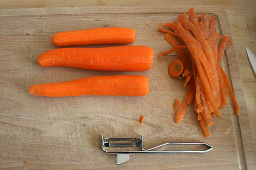 12 - Möhren schälen / Peel carrots