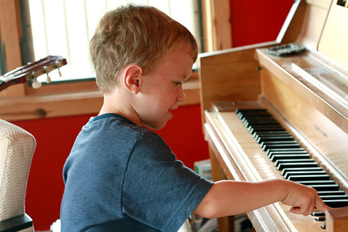 Kinderbach-play-piano