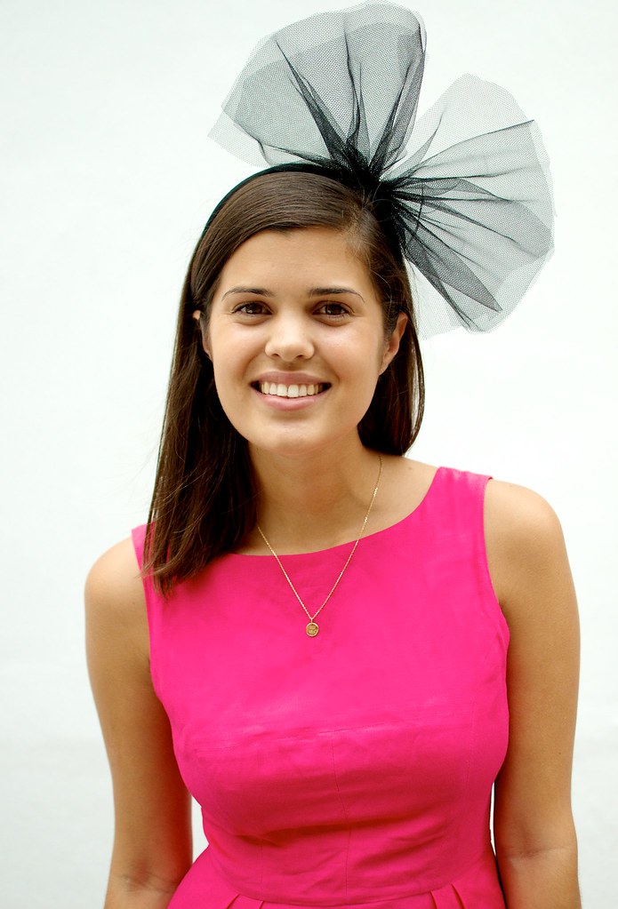 Blogger Geneva Vanderzeil wears DIY netted bow headband. (1)