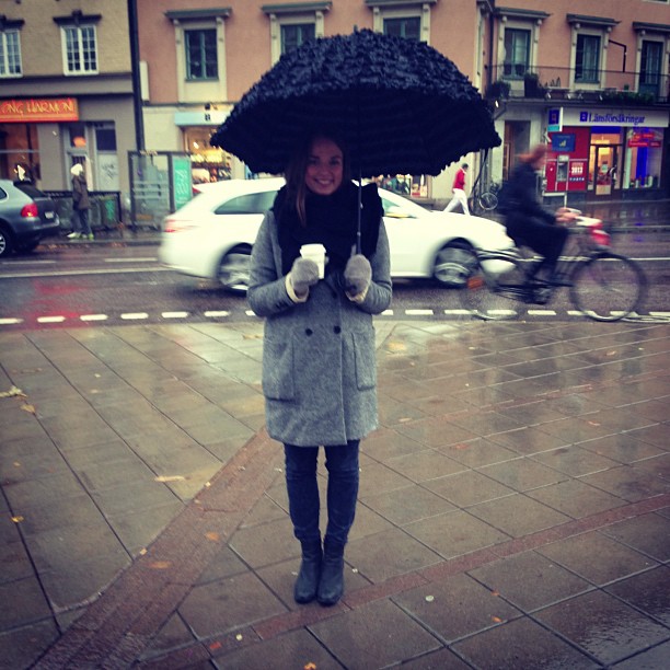 Kaffe + regn med fantastiska @sophielokko och hennes tjusiga paraply