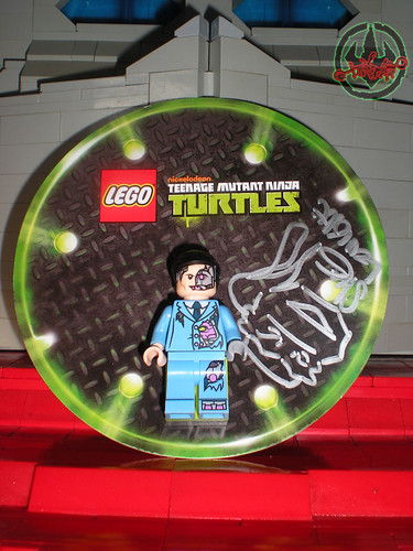 LEGO Teenage Mutant Ninja Turtles ::  Exclusive NYCC LEGO Kraang “Battle Damage Suit” Minifigure  / ..signed by Steve Lavigne i (( 2012 ))