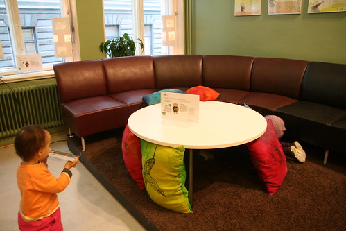 孩子們把沙發上的椅墊，拿來自由佈置成玩躲貓貓的地方
