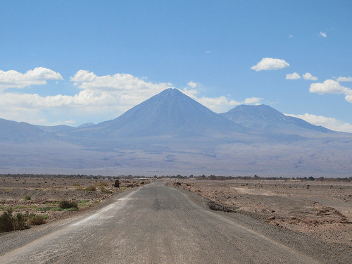 Le désert d'Atacama: retour de la Valle de la Luna. Le volcan Licancabur et son acolyte.