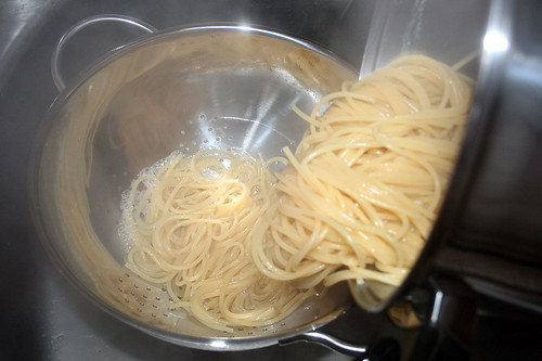 41 - Spaghetti al tonno - Spaghetti abgießen / Drain spaghetti