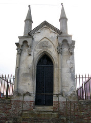 Acheux-en-Amiénois (chapelle funéraire Bellet) vue de face 1