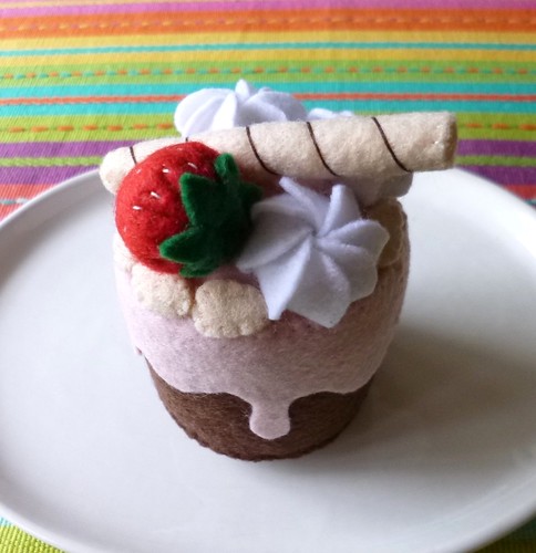 Felt play food - Mini strawberry & cream cake