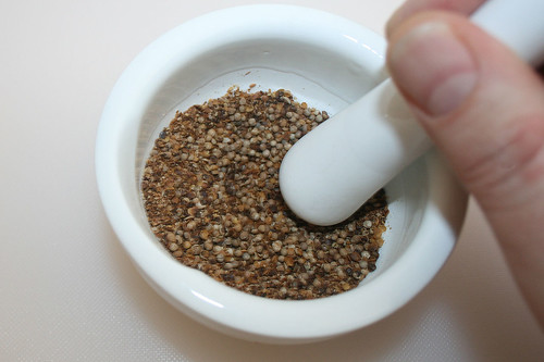 19 - Senfkörner mörsern / Grind up mustard seeds