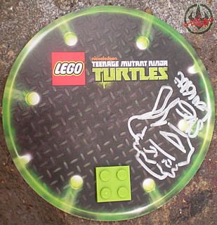 LEGO Teenage Mutant Ninja Turtles ::  Exclusive NYCC LEGO Kraang “Battle Damage Suit” Minifigure i / ..signed by Steve Lavigne iii (( 2012 ))