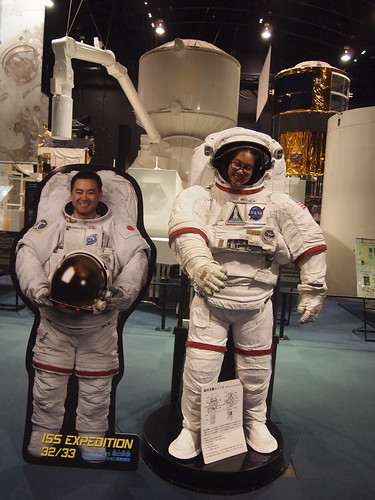 น้องน้ำตาลกับชุดนักบินอวกาศที่ TSUKUBA SPACE CENTER ของ JAXA