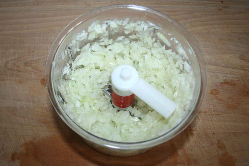 24 - Zwiebeln zerkleinern / Grind onions