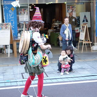 大道芸ワールドカップinShizuoka。この人は全身につけた楽器を演奏している。背中の寿司桶はドラム代わり。