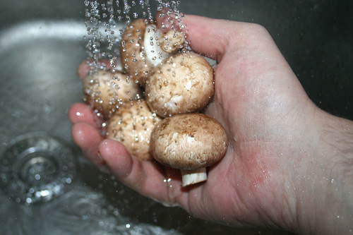 11 - Champignons waschen / Clean mushrooms