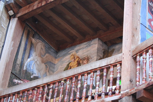 una balconata con gli affreschi