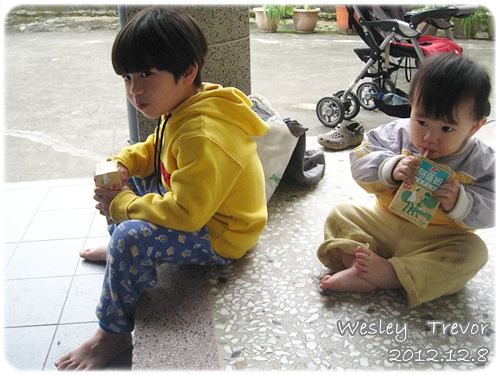 121208-兩個剛從田裡回來的孩子幸福地喝著阿祖賞的奶茶