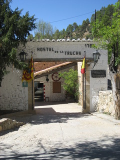 Entrada al Hostal de la Trucha, en Villarluengo.