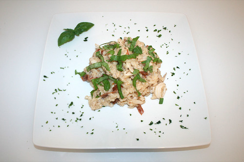 42 - Calamari-Risotto mit eingelegten Tomaten & Basilikum /  Risotto calamari with tomatoes & basil - Serviert