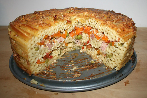 54 - Makkaroni-Torte mit Schinken & Gemüse in Gorgonzolacreme - angeschnitten / Macaroni tarte with ham, vegetables & gorgonzola cream - truncated