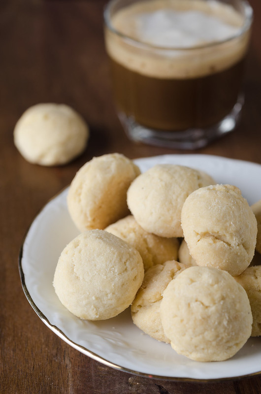 ginger VS brown. И в итоге... Mini shortbread biscuits and coffee close up, selective focus