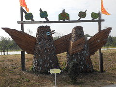 社區入口的鳥造型。