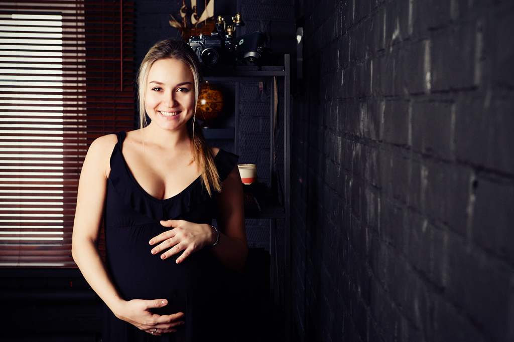 Вожидании чуда, фотосессия беременности в интерьере студии